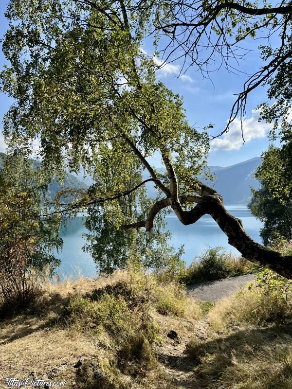 Photo Lac de Roselend : Vue ombragée du Lac de Roselend, qui se situe dans le Beaufortin, en Savoie.c, Lac de Roselend, Beaufortin, Savoie