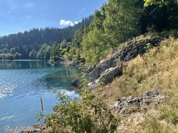 Photo Lac de Roselend : Vue sur le bord du Lac de Roselend. On ne le voit pas trop sur la photo, mais les berges sont très pentues et donc le Lac, devient vite très profond.c, Lac de Roselend, Beaufortin, Savoie