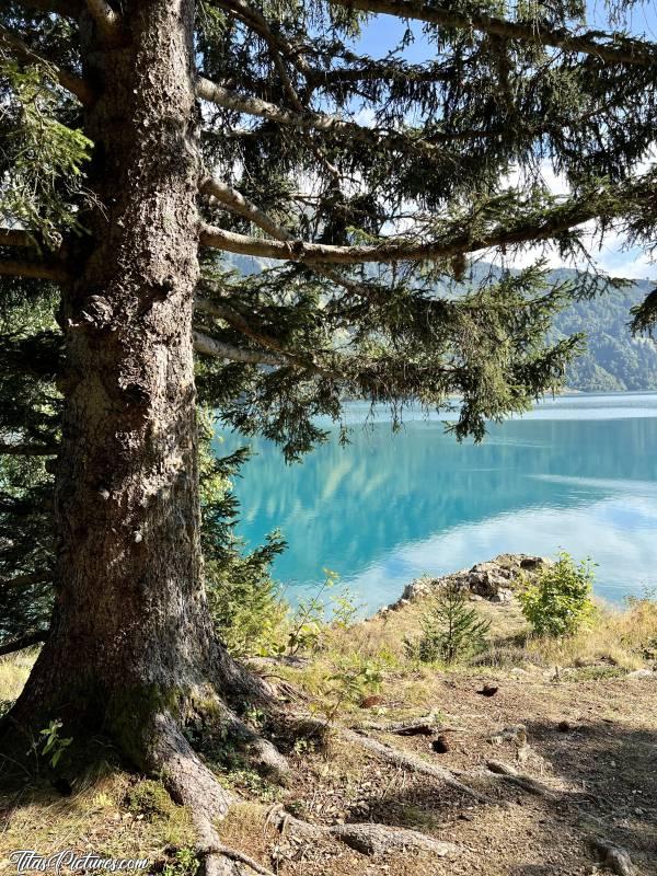 Photo Lac de Roselend : Vue ombragée du Lac de Roselend, qui se situe dans le Beaufortin, en Savoie.c, Lac de Roselend, Beaufortin, Savoie
