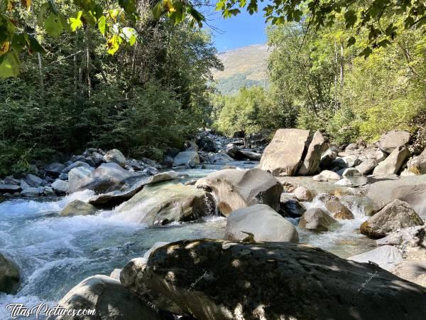 Photo Torrent des Glaciers : Sur la route entre Bourg-Saint-Maurice et le Lac de Roselend, j’ai dû m’arrêter pour immortaliser cette jolie vue sur le Torrent des Glaciers 👍🏻😍c, Torrent des Glaciers, Bourg-Saint-Maurice