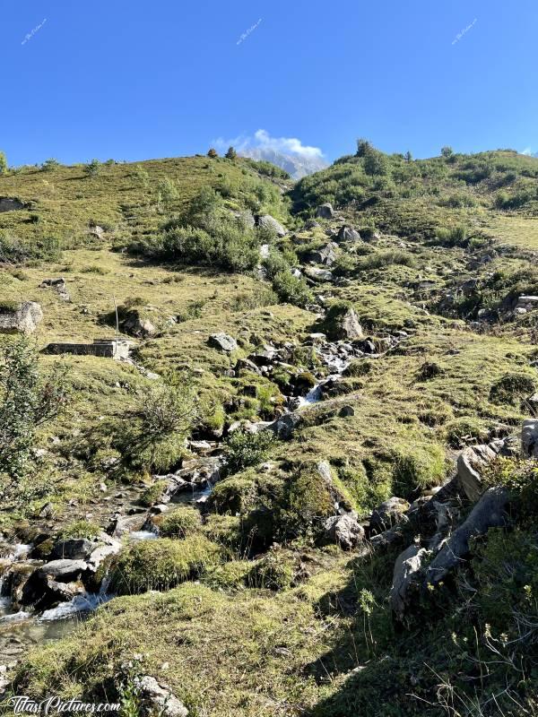 Photo Le Beaufortin : Je me suis arrêtée sur la Route du Cormet pour prendre cette photo. Mais je suis déçue du résultat 😕 Qu’en pensez-vous? On ne le voit pas très bien, il y a une belle petite rivière assez bruyante, qui dévale cette pente…c, Les Alpes, Beaufortin, Savoie