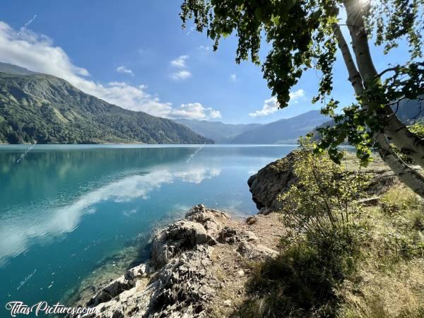 Photo Lac de Roselend : Jolie vue sur le Lac de Roselend, qui se situe dans le Beaufortin, en Savoie.c, Lac de Roselend, Beaufortin, Savoie