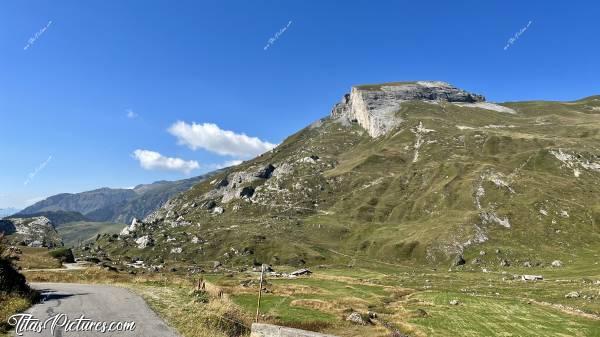 Photo Le Beaufortin : La route du Cormet, dans le Beaufortin. Il y avait beaucoup de vaches dans ces alpages.c, Les Alpes, Montagnes, Beaufortin, Savoie