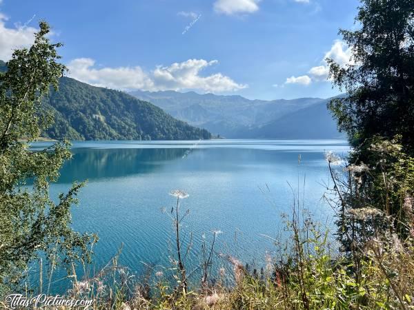 Photo Lac de Roselend : Jolie vue sur le Lac de Roselend, qui se situe dans le Beaufortin, en Savoie.c, Lac de Roselend, Beaufortin, Savoie