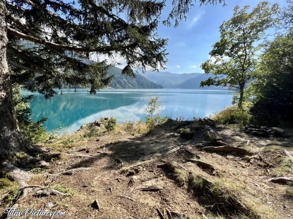 Photo Lac de Roselend : Vue ombragée du Lac de Roselend, qui se situe dans le Beaufortin, en Savoie.c, Lac de Roselend, Beaufortin, Savoie