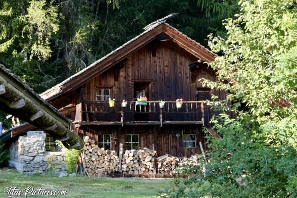 Photo Vallée de Chamonix : Très vieux chalet d’alpage, qui sert maintenant de maison de vacances, pour se retirer au calme dans les hauteurs de la vallée de Chamonix.c, Vallée de Chamonix, les Alpes