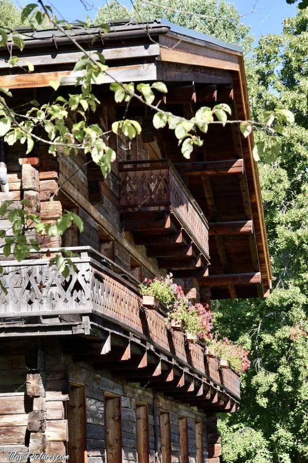 Photo Vallée de Chamonix : Quel beau Chalet, joliment fleuri de géraniums rouges, qui ressortent bien sur cette couleur de bois 👍🏻😍🥰c, Vallée de Chamonix, les Alpes, Chalet