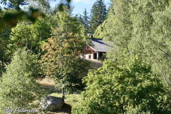 Photo Vallée de Chamonix : Très vieux Chalet d’Alpage, isolé dans les hauteurs de la Vallée de Chamonix. Quel bel endroit paisible 👍🏻😍c, Vallée de Chamonix, les Alpes