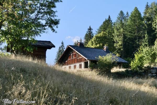 Photo Vallée de Chamonix : Très vieux Chalet d’Alpage, isolé dans les hauteurs de la Vallée de Chamonix. Quel bel endroit paisible 👍🏻😍c, Vallée de Chamonix, les Alpes