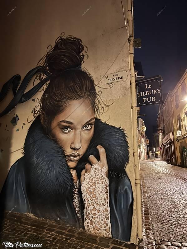 Photo Portrait Rue Traverse : Quel magnifique portrait dans la Rue Traverse du centre de Morlaix 👍🏻😍 Les détails sont vraiment très réalistes 😧😍 L’artiste n’a pas signé son œuvre malheureusement 🙁 Peut-être que quelqu’un ici le connaît ? 🤔c, Street Art, Graph, Portrait, Peinture