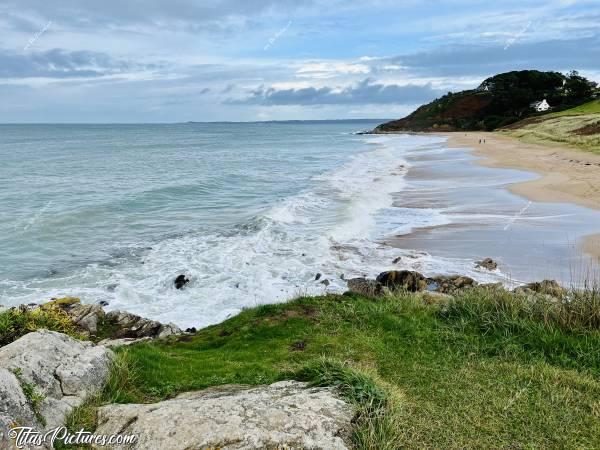 Photo Plage des sables blancs : Les vagues étaient vraiment très belles ce jour-là, à la plage des sables blancs de Locquirec. Elles étaient très bruyantes et même très dangereuses par moment, quand elles frappaient les rochers.c, Tita’s Pictures, Plage des sables blancs, Locquirec, vagues