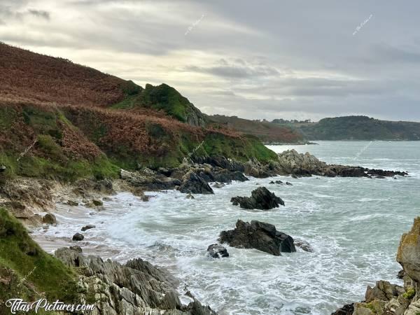 Photo Locquirec : Belle randonnée le long de la côte de Locquirec, avec une belle mer très agitée 👍🏻😍c, Tita’s Pictures, Locquirec, falaises, mer, rochers, vagues, écume