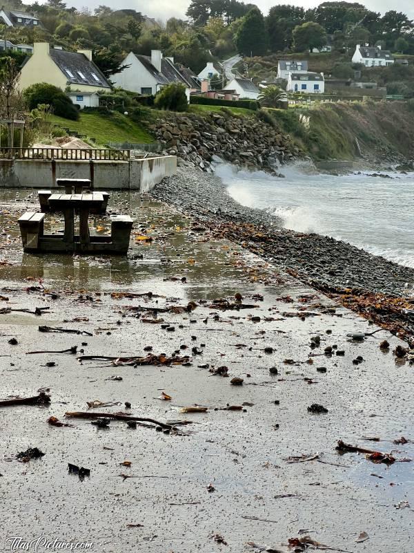 Photo Locquirec : Marée haute à la Plage du Moulin de la Rive, avec de très grosses vagues qui projetaient les galets sur le parking. Fallait pas se garer trop près de la Plage 🤭😅c, Tita’s Pictures, Plage du Moulin de la Rive, Locquirec, galets, vagues