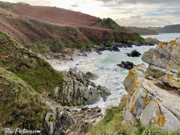 Photo Locquirec : Belle randonnée le long de la côte de Locquirec, avec une belle mer très agitée 👍🏻😍c, Tita’s Pictures, Locquirec, falaises, mer, rochers, vagues, écume