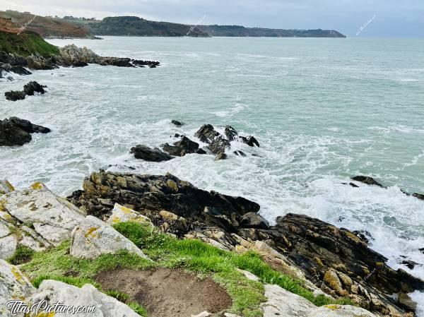 Photo Locquirec : Belle randonnée le long de la côte de Locquirec, avec une belle mer très agitée 👍🏻😍c, Tita’s Pictures, Locquirec, falaises, mer, rochers, vagues, écume