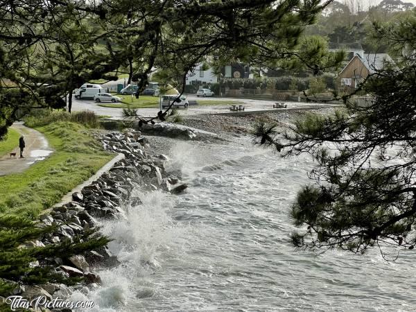 Photo Locquirec : Marée haute à la Plage du Moulin de la Rive, avec de très grosses vagues qui projetaient les galets sur le parking. Fallait pas se garer trop près de la Plage 🤭😅c, Tita’s Pictures, Plage du Moulin de la Rive, Locquirec, galets, vagues