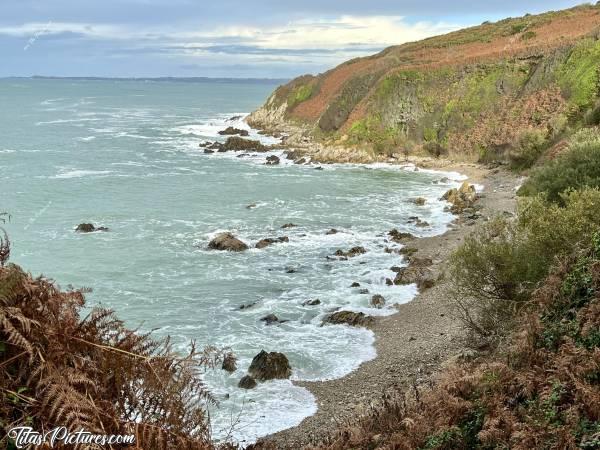 Photo Locquirec : Belle randonnée le long de la côte de Locquirec, avec une belle mer très agitée 👍🏻😍c, Tita’s Pictures, Locquirec, falaises, mer, rochers, vagues, écume