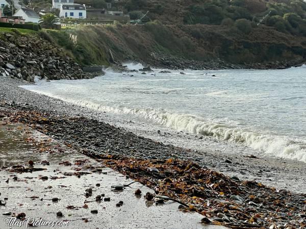 Photo Locquirec : Marée haute à la Plage du Moulin de la Rive, avec de très grosses vagues qui projetaient les galets sur le parking. Fallait pas se garer trop près de la Plage 🤭😅c, Tita’s Pictures, Plage du Moulin de la Rive, Locquirec, galets, vagues