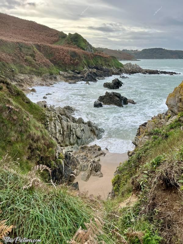 Photo Locquirec : Belle randonnée le long de la côte de Locquirec, avec une belle mer très agitée 👍🏻😍c, Locquirec, falaises, mer, rochers, vagues, écume