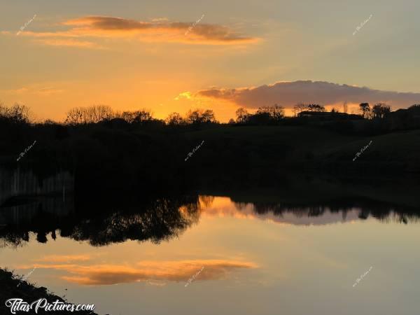 Photo Lac de la Vouraie : Ça y’est, le Soleil a disparu derrière les arbres, laissant un beau dégradé d’orangés 👍🏻😍c, Lac de la Vouraie, Saint-Hilaire-le-Vouhis, Retenue de la Sillonnière, Coucher du Soleil