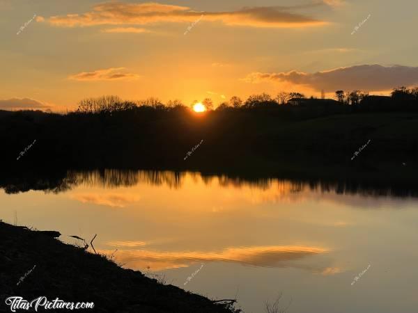 Photo Lac de la Vouraie : Beau Coucher du Soleil au Lac de la Vouraie, en cette période tristounette qu’est l’hiver 👍🏻😍🥰c, Lac de la Vouraie, Saint-Hilaire-le-Vouhis, Retenue de la Sillonnière, Coucher du Soleil