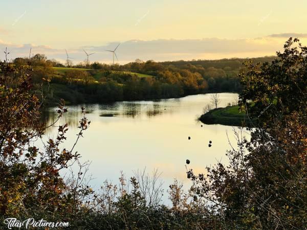 Photo Lac de la Vouraie : Belle randonnée de fin de journée au Lac de la Vouraie.  Tiens, des éoliennes par ici ?! Elles n’étaient pas là la dernière fois que je suis venue ici 🤔😅c, Lac de la Vouraie, Saint-Hilaire-le-Vouhis, Retenue de la Sillonnière, Coucher du Soleil