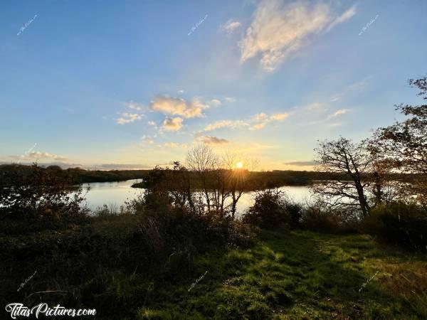 Photo Lac de la Vouraie : Joli point de vue en hauteur, sur le Lac de la Vouraie, en cette belle fin de journée de Novembre 👍🏻😍c, Lac de la Vouraie, Saint-Hilaire-le-Vouhis, Retenue de la Sillonnière, Coucher du Soleil