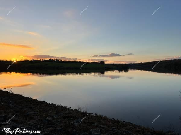 Photo Lac de la Vouraie : Il était temps que j’arrive sur le barrage du Lac de la Vouraie 🤭😅 J’ai failli louper les derniers rayons du coucher du soleil 😅😮‍💨c, Lac de la Vouraie, Saint-Hilaire-le-Vouhis, Retenue de la Sillonnière, Coucher du Soleil