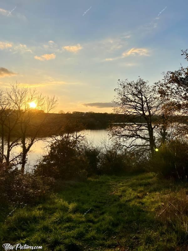 Photo Lac de la Vouraie : Joli point de vue en hauteur, sur le Lac de la Vouraie, en cette belle fin de journée de Novembre 👍🏻😍c, Lac de la Vouraie, Saint-Hilaire-le-Vouhis, Retenue de la Sillonnière, Coucher du Soleil