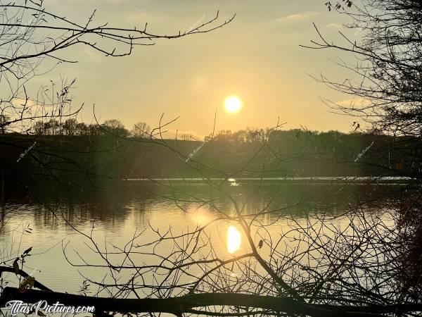Photo Lac de la Vouraie : Belle randonnée de fin de journée, au Lac de la Vouraie. Jeu de reflet sur l’eau au travers des branches, de ce beau Coucher du Soleil 😍🥰c, Lac de la Vouraie, Saint-Hilaire-le-Vouhis, Retenue de la Sillonnière, Coucher du Soleil