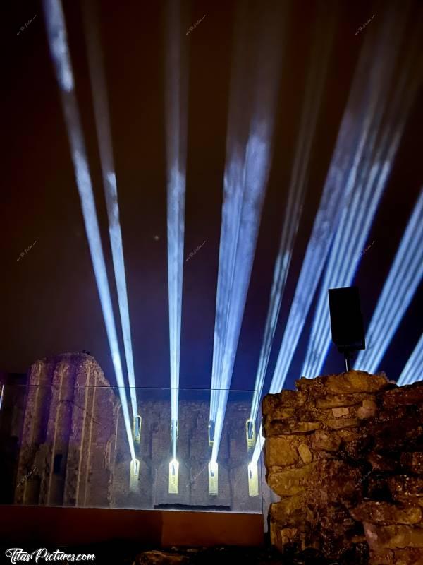 Photo Abbaye de Maillezais : Pas facile de trouver un bon angle de vue avec la foule, pour pouvoir prendre ces beaux rayons lumineux 😣😅c, Tita’s Pictures, Abbaye de Maillezais, Marché de Noël