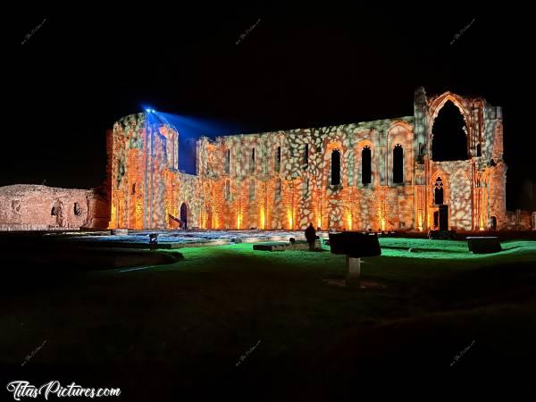 Photo Abbaye de Maillezais : Belle mise en lumière des ruines, à l’Abbaye de Maillezais, lors du Marché de Noël 2023 😍c, Tita’s Pictures, Abbaye de Maillezais, Marché de Noël