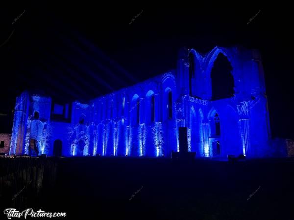 Photo Abbaye de Maillezais : Belle mise en lumière des ruines, à l’Abbaye de Maillezais, lors du Marché de Noël 2023 😍c, Tita’s Pictures, Abbaye de Maillezais, Marché de Noël