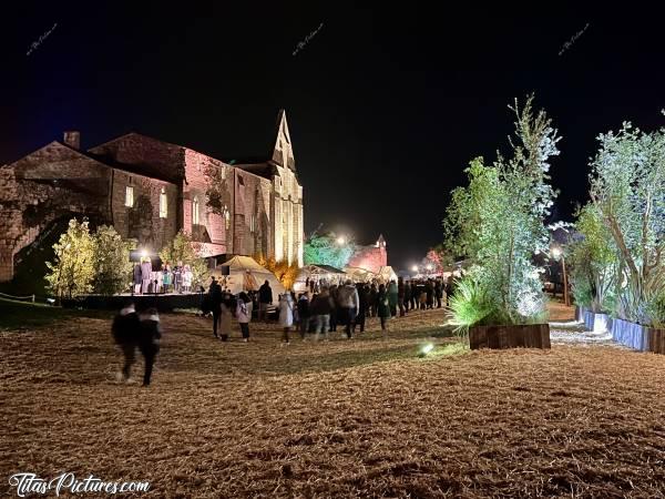 Photo Abbaye de Maillezais : Belle mise en valeur des Lieux à l’Abbaye de Maillezais, lors du Marché de Noël 2023 👍🏻😍c, Tita’s Pictures, Abbaye de Maillezais, Marché de Noël