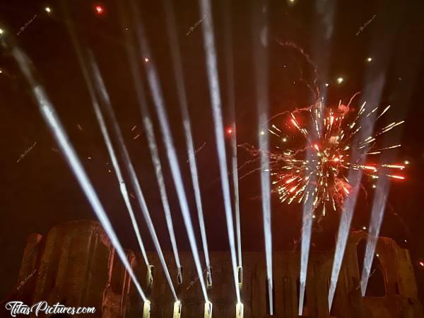 Photo Abbaye de Maillezais : Un beau feu d’artifice 🎆 à l’Abbaye de Maillezais, lors du Marché de Noël 2023. Et de très beaux jeux de lumières sur les ruines 👍🏻😍c, Tita’s Pictures, Abbaye de Maillezais, Marché de Noël