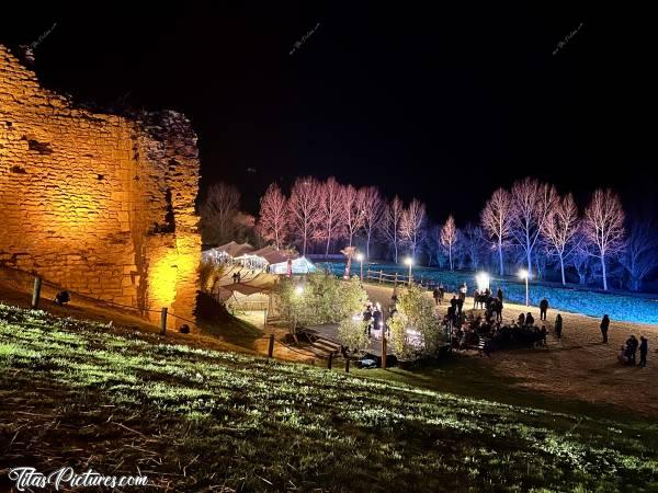 Photo Abbaye de Maillezais : Belle mise en valeur des vieilles pierres, à l’Abbaye de Maillezais, lors du Marché de Noël 2023. Il y avait de beaux spectacles à voir également 😍c, Tita’s Pictures, Abbaye de Maillezais, Marché de Noël