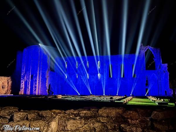 Photo Abbaye de Maillezais : Magnifiques jeux de lumières à l’Abbaye de Maillezais dans le Sud-est Vendéen, en ce soir de Marché de Noël 2023 👍🏻😍
Joyeux Noël à tous 🎄🎁 🍾🥂c, Tita’s Pictures, Abbaye de Maillezais, Marché de Noël