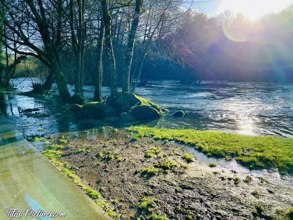 Photo La Sèvre Nantaise : C’est la première fois que je vois autant d’eau au Parc de la Barbinière, à St-Laurent-sur-Sèvre. À cet endroit, au niveau du Rocher, il y a habituellement une belle petite chute d’eau, que j’ai souvent prise en photo. Mais là, elle est complètement invisible 😧😅c, Tita’s Pictures, Saint-Laurent-sur-Sèvre, Sèvre Nantaise, Parc de la Barbinière