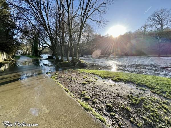 Photo La Sèvre Nantaise : C’est la première fois que je vois autant d’eau au Parc de la Barbinière, à St-Laurent-sur-Sèvre. À cet endroit, au niveau du Rocher, il y a habituellement une belle petite chute d’eau, que j’ai souvent prise en photo. Mais là, elle est complètement invisible 😧😅c, Tita’s Pictures, Saint-Laurent-sur-Sèvre, Sèvre Nantaise, Parc de la Barbinière