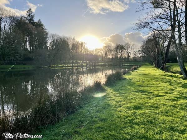 Photo Les Epesses : Belle petite balade de fin de journée, à la Bretèche aux Epesses. À ce lieu dit, il y a 2 Lacs de part et d’autres de la route. Un grand et un petit. Là, il s’agit du petit, près du Camping.c, Tita’s Pictures, Les Epesses, La Bretèche, Lac