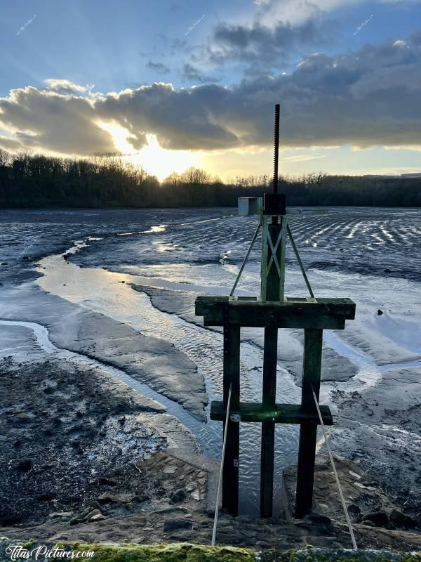 Photo Les Epesses : Comment s’appelle ce mécanisme qui permet de vider un Lac ? Je n’arrive plus à trouver le mot 🤭😅 Quelqu’un aurait l’info ?c, Tita’s Pictures, Les Epesses, La Bretèche, Lac