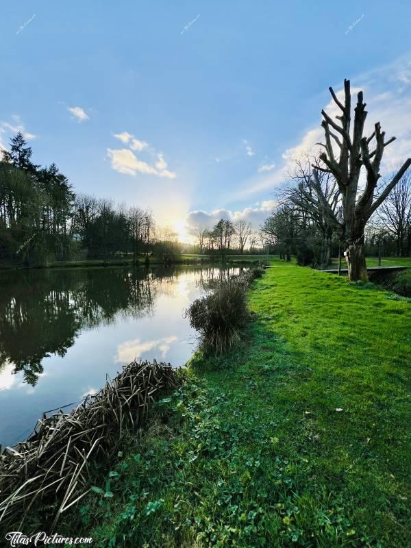 Photo Les Epesses : Belle petite balade de fin de journée, à la Bretèche aux Epesses. À ce lieu dit, il y a 2 Lacs de part et d’autres de la route. Un grand et un petit. Là, il s’agit du petit, près du Camping.c, Tita’s Pictures, Les Epesses, La Bretèche, Lac