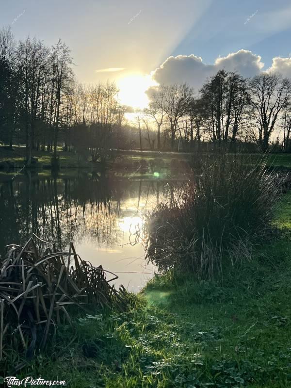 Photo Les Epesses : Belle petite balade de fin de journée, à la Bretèche aux Epesses. À ce lieu dit, il y a 2 Lacs de part et d’autres de la route. Un grand et un petit. Là, il s’agit du petit, près du Camping.c, Tita’s Pictures, Les Epesses, La Bretèche, Lac