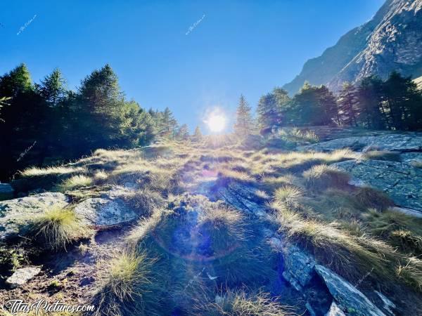 Photo Gran Paradiso : Le soleil commence à disparaître derrière le sommet de la montagne, et la fraîcheur commence à s’installer. C’est le point le plus haut que j’aurais atteint, lors de cette belle randonnée dans la Vallée d’Aoste, au Gran Paradiso. D’après mon application Santé, j’ai quand même fait l’équivalent de 102 étages ce jour-là pour une distance de seulement 7,2 km aller-retour 🤭😅c, Tita’s Pictures, Italie, Vallée d’Aoste, Gran Paradiso