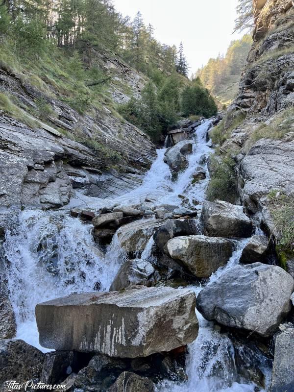 Photo Torrente Valnontey : Belle chute d’eau du Torrente Valnontey, dans le Parc de Gran Paradiso, dans la Vallée d’Aoste 😍
La grosse pierre en premier plan, semble est une pierre taillée. Mais comment est-elle arrivée là ?! 🤭😅c, Tita’s Pictures, Italie, Vallée d’Aoste, Gran Paradiso, Torrente Valnontey