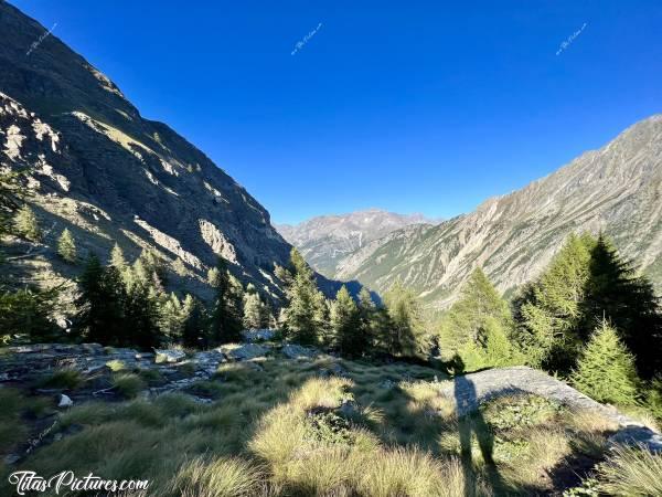 Photo Gran Paradiso : Belle randonnée dans le Parc de Grand Paradiso, dans la Vallée d’Aoste. Mais il est temps de redescendre, car le soleil disparaît vite derrière la montagne 😬😅 Vous avez vu la taille de mon ombre 🤭😅😍c, Tita’s Pictures, Italie, Vallée d’Aoste, Gran Paradiso