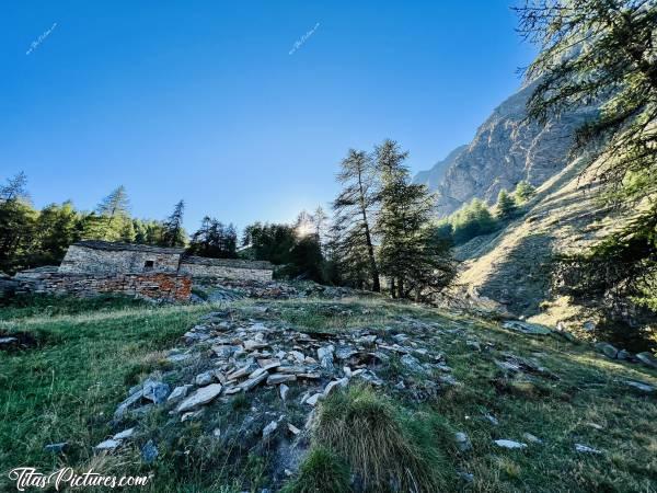 Photo Gran Paradiso : Quelle belle randonnée j’ai fait ce jour-là, à Gran Paradiso, dans la vallée d’Aoste 👍🏻😍 
Et voilà, le soleil est passé derrière le sommet. À ce moment-là, il fallait que je me dépêche de descendre avant de ne plus voir où je mettais les pieds 🤭😅c, Tita’s Pictures, Italie, Vallée d’Aoste, Gran Paradiso