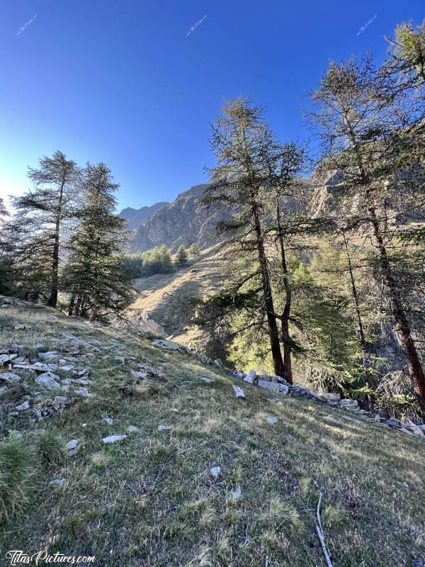 Photo Gran Paradiso : Je ne sais pas pourquoi j’adore cet endroit de la randonnée, que j’ai fait à Gran Paradiso dans la Vallée d’Aoste. Il y règne un calme très apaisant. Il y a une vieille tombe tout près de ce point de vue. On peut voir la vieille croix en bois sur certains de mes panoramiques.c, Tita’s Pictures, Italie, Vallée d’Aoste, Gran Paradiso