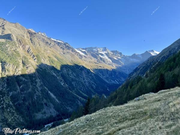 Photo Gran Paradiso : Belle randonnée à Gran Paradiso, dans la Vallée d’Aoste 👍🏻😍 Ça fait toujours bizarre de voir de la neige sur les sommets, alors que c’est le mois de septembre 🤭😅 
En bas, on peut voir la rivière de Valnontay, le long de laquelle j’ai également fait une très belle randonnée 👍🏻😍c, Tita’s Pictures, Italie, Vallée d’Aoste, Gran Paradiso