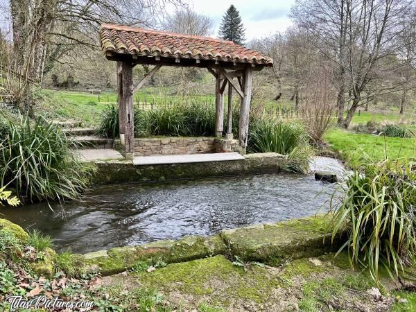 Photo Lavoir : Vieux Lavoir au Parc des Lavandières, aux Châtelliers-Châteaumur. Mais quel est le meilleur point de vue selon vous ? 🤔😅 Difficile de faire un choix 🤭😅c, Tita’s Pictures, Lavoir, Châtelliers-Châteaumur